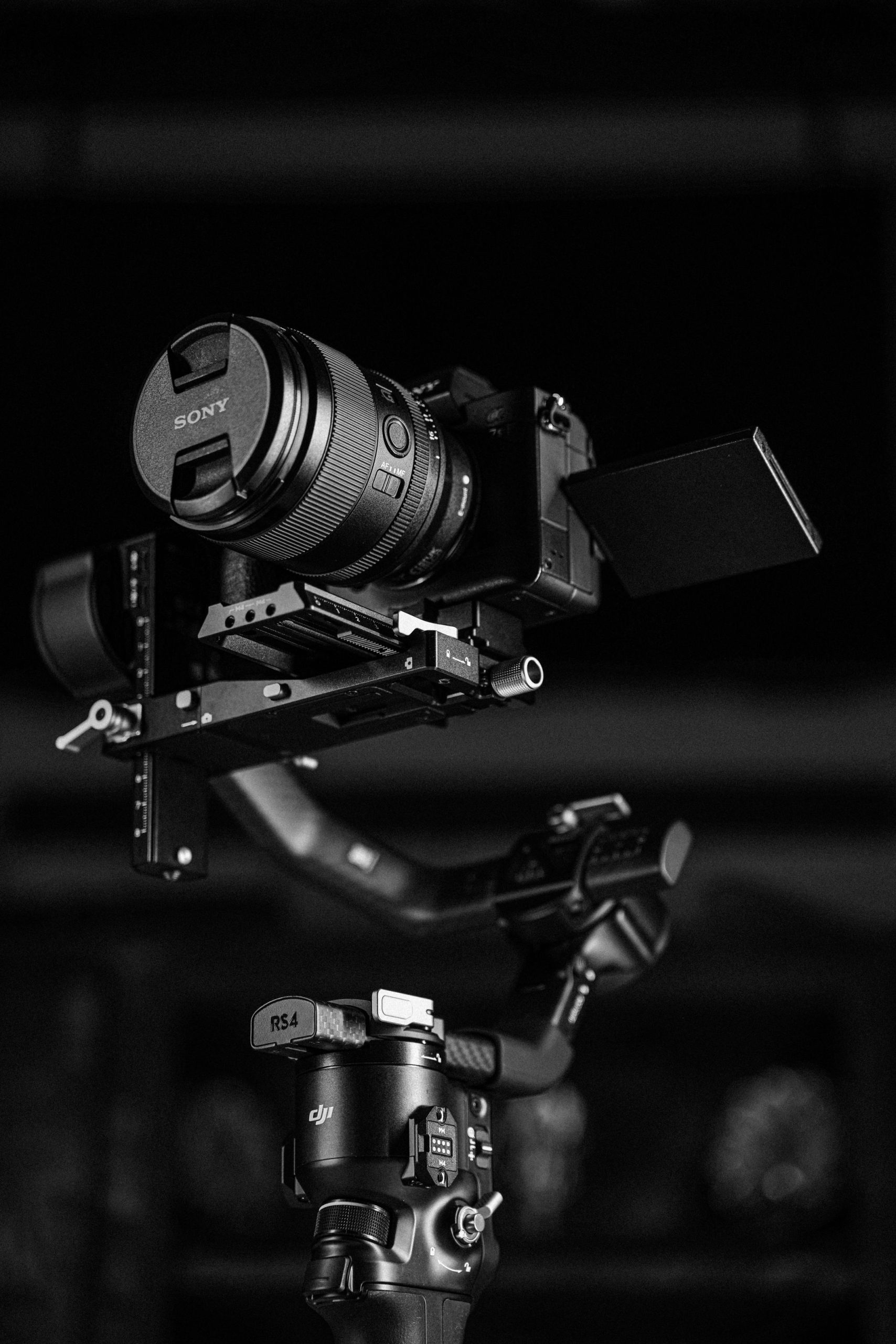 Fekete-fehér fotó: filmes kamera stabilizátoron, stúdiótérben